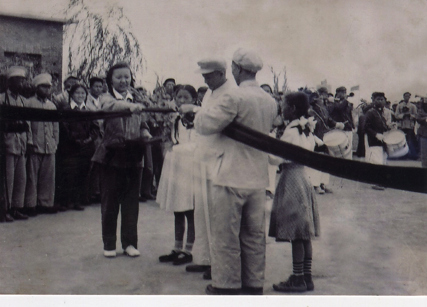 1954年8月1日紡織工業部部長蔣光鼐為經緯建成投產剪彩(1).jpg 1954年8月1日紡織工業部部長蔣光鼐為經緯建成投產剪彩(1).jpg