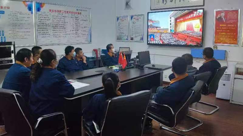 全國五一勞動獎章獲得者、全國紡織大工匠、山西省勞模創新工作室帶頭人裴寶林帶領徒弟們觀看二十大。.jpg 全國五一勞動獎章獲得者、全國紡織大工匠、山西省勞模創新工作室帶頭人裴寶林帶領徒弟們觀看二十大。.jpg